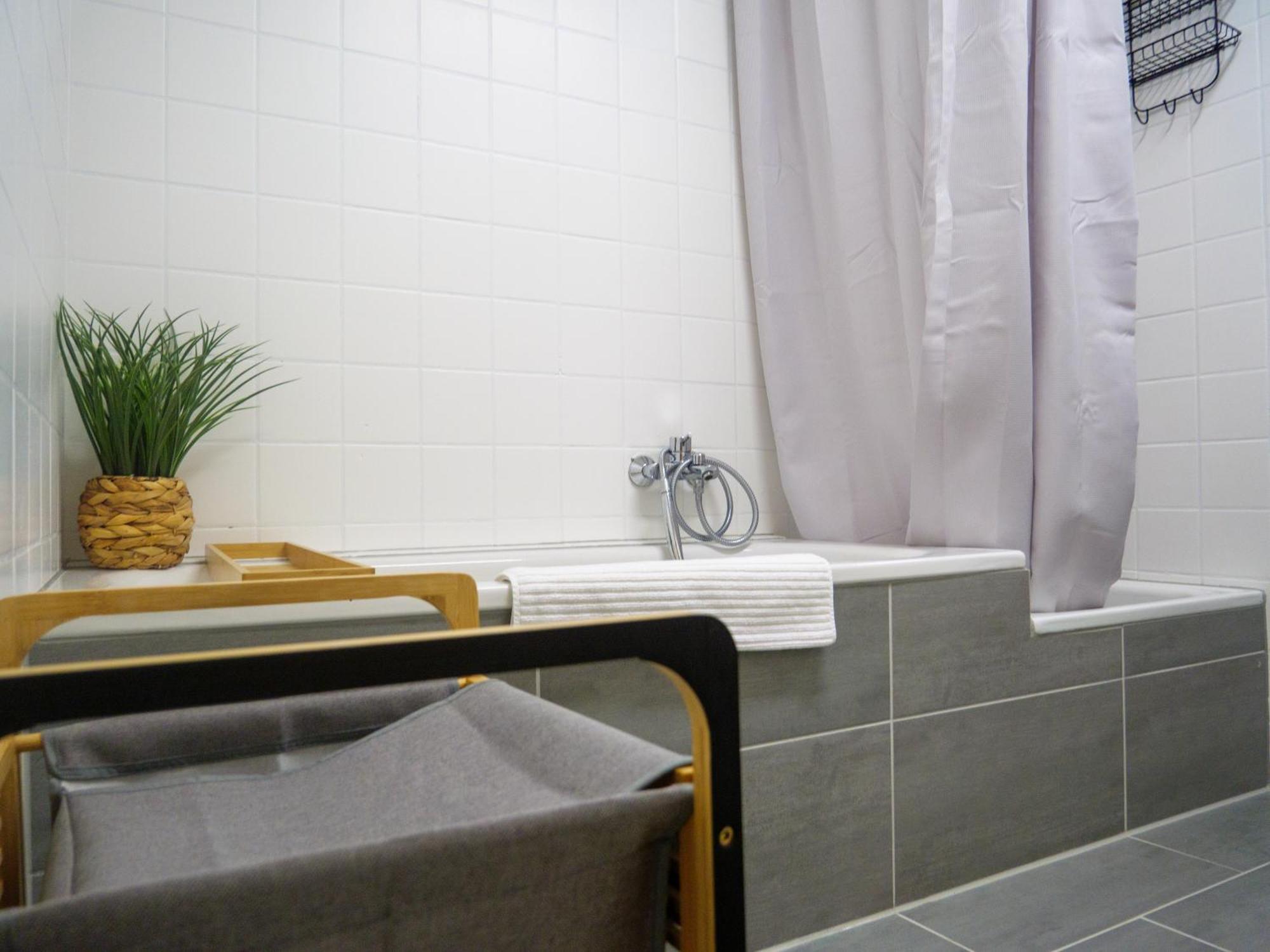 Amao-Brown I Exklusives City-Apartment I 85Qm I Privatparkplatz & Komfort I King-Size Bed Lahr  Exterior foto